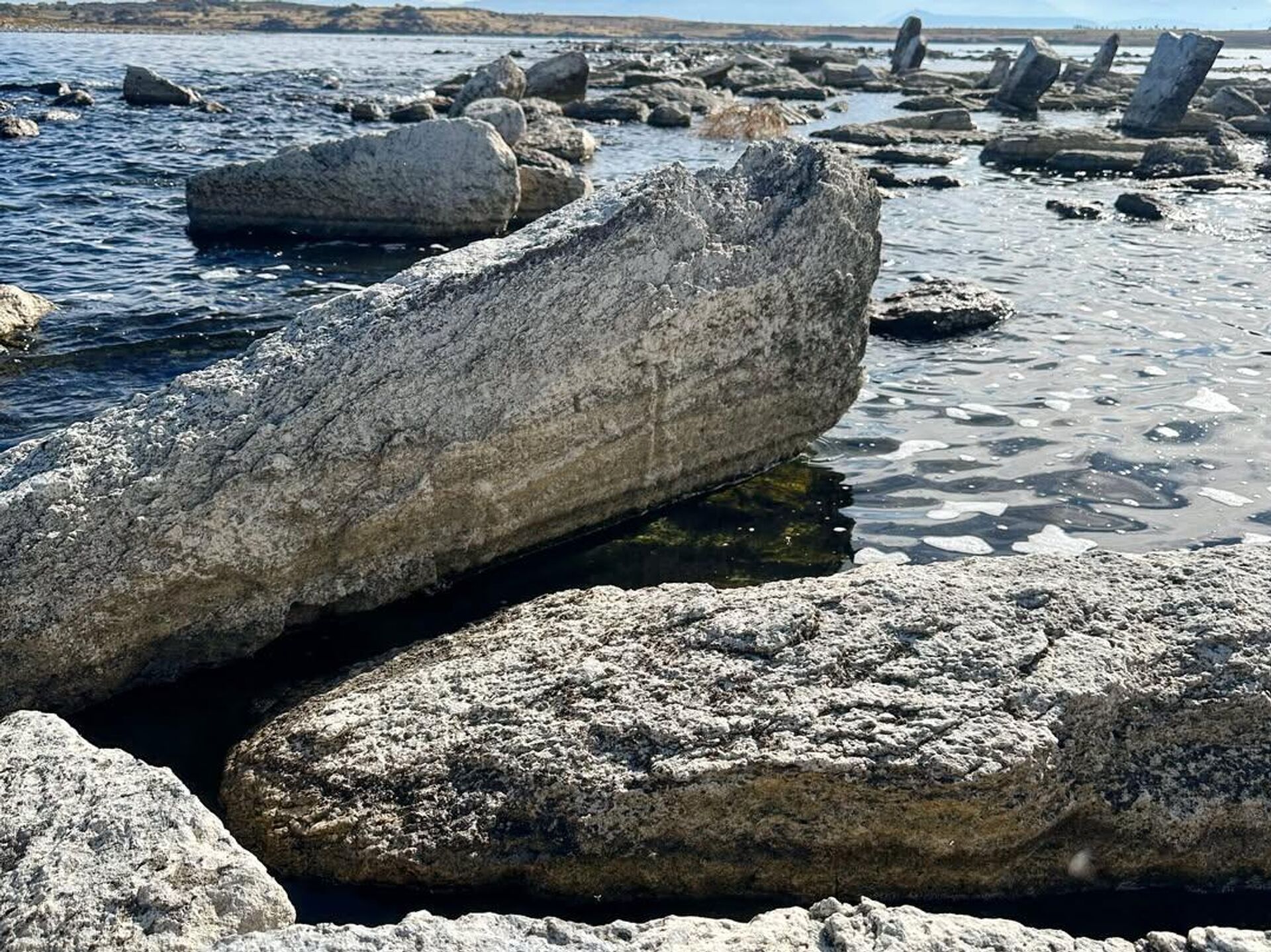 Обнаруженные под озером Ван хачкары - Sputnik Армения, 1920, 19.01.2026