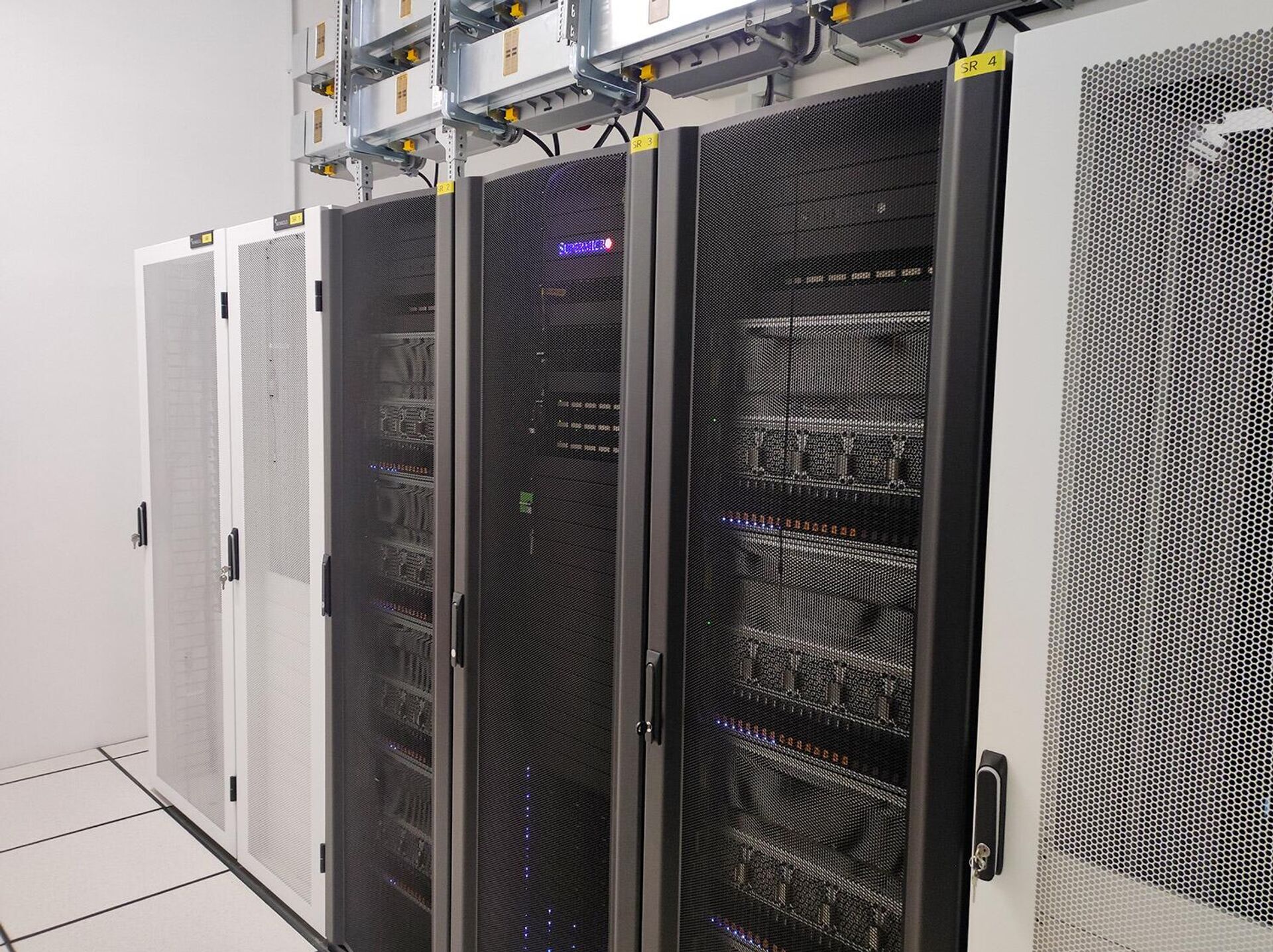 Суперкомпьютер Supermicro на процессорах Nvidia, установленный в Ереванском государственном университете - Sputnik Արմենիա, 1920, 20.01.2026