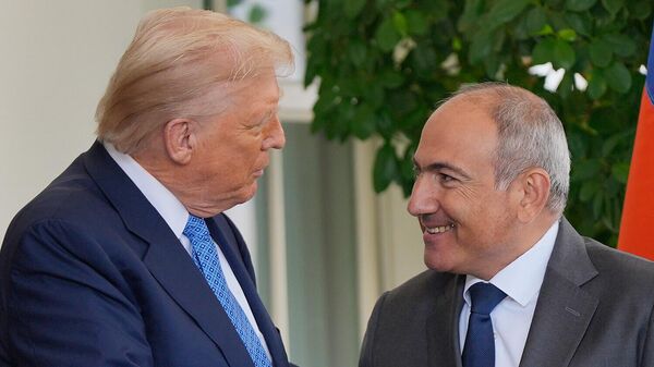 Президент США Дональд Трамп встречает премьер-министра Армении Никола Пашиняна в Белом доме (8 августа 2025). Вашингтон - Sputnik Армения