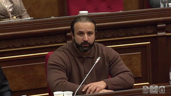 27 տարին լրացած քաղաքացիները կկարողանան վճարել ու չդատվել չծառայելու համար. ԱԺ–ն 1–ին ընթերցմամբ ընդունեց նախագիծը - Sputnik Արմենիա