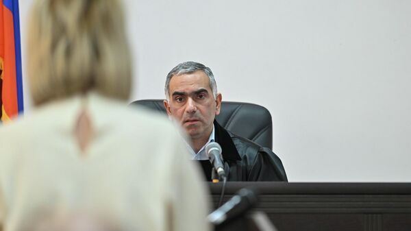 Судья Антикоррупционного суда Ваге Долмазян во время судебного заседания (20 января 2026). Еревaн - Sputnik Армения