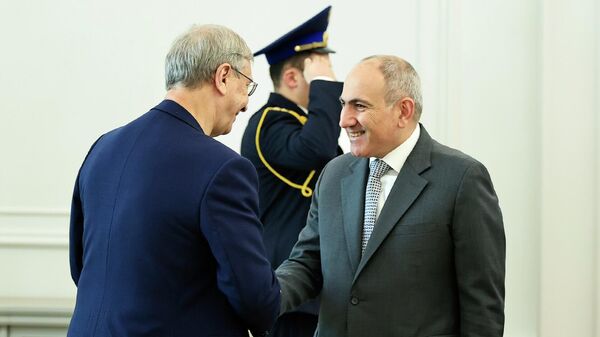 Նիկոլ Փաշինյանն ընդունել է գործարար Վլադիմիր Եվտուշենկովին - Sputnik Արմենիա