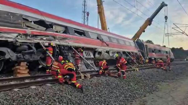 Под Барселоной поезд сошёл с рельсов из-за обрушения стены на пути - Sputnik Արմենիա