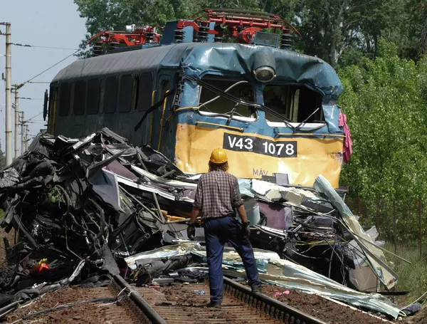 Վթար Հունգարիայում2003 թվականի մայիսի 8-ին գնացքը բախվեց գերմանական ավտոբուսին Վթար Հունգարիայում2003 թվականի մայիսի 8-ին գնացքը բախվեց գերմանական ավտոբուսին - Sputnik Արմենիա