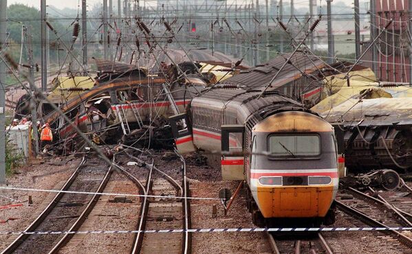 Железнодорожное крушение в Англии19 сентября 1997 года возле станции Саутхолл после столкновения скоростного пригородного поезда и грузового поезда погибли по меньшей мере семь человек и до 150 получили ранения - Sputnik Армения