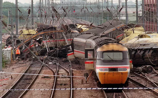 Երկաթուղային վթար Անգլիայում1997 թվականի սեպտեմբերի 19-ին Սաութհոլի կայարանում ճեպընթաց մերձքաղաքային և բեռնատար գնացքների բախման հետևանքով մահացավ 7 մարդ, շուրջ 150 մարդ վնասվածքներ ստացան Երկաթուղային վթար Անգլիայում1997 թվականի սեպտեմբերի 19-ին Սաութհոլի կայարանում ճեպընթաց մերձքաղաքային և բեռնատար գնացքների բախման հետևանքով մահացավ 7 մարդ, շուրջ 150 մարդ վնասվածքներ ստացան - Sputnik Արմենիա