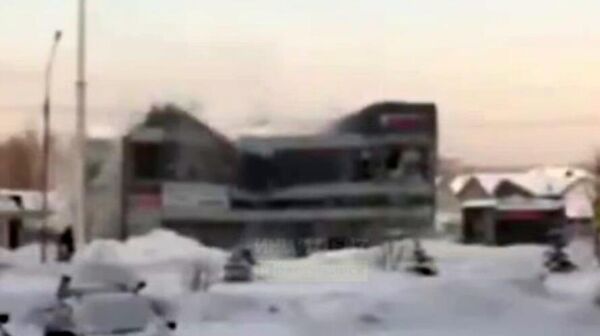 Момент обрушения ТЦ в Новосибирске - Sputnik Արմենիա