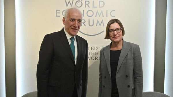 Президент Ваагн Хачатурян встретился с президентом Международного комитета Красного Креста Мирьяной Сполярич Эгер (21 января 2026). Давос - Sputnik Армения