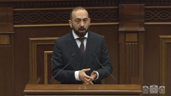 Министр иностранных дел Арарат Мирзоян во время Правительственного хаса в Национальном собрании (21 января 2026). Еревaн - Sputnik Армения