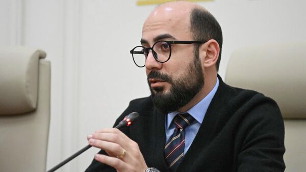 Депутат ГД Артур Ованнисян во время брифинга (22 января 2026). Еревaн - Sputnik Армения