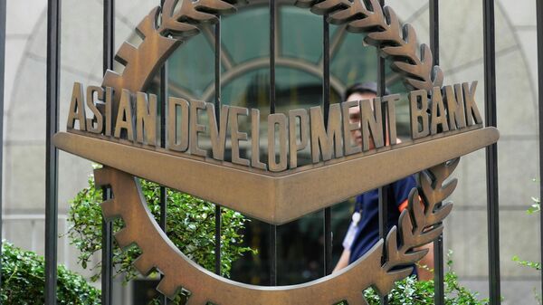Логотип Азиатского банка развития (АБР) перед зданием его штаб-квартиры в Маниле - Sputnik Армения
