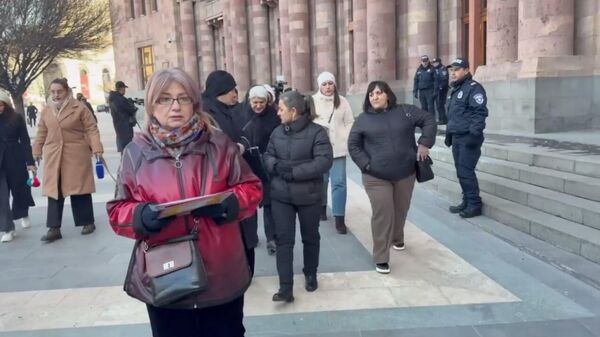 Արցախյան պատերազմում զոհված զինծառայողների ծնողները կառավարության շենքի դիմաց են և պահանջում են հանդիպում վարչապետ Նիկոլ Փաշինյանի հետ։  - Sputnik Արմենիա