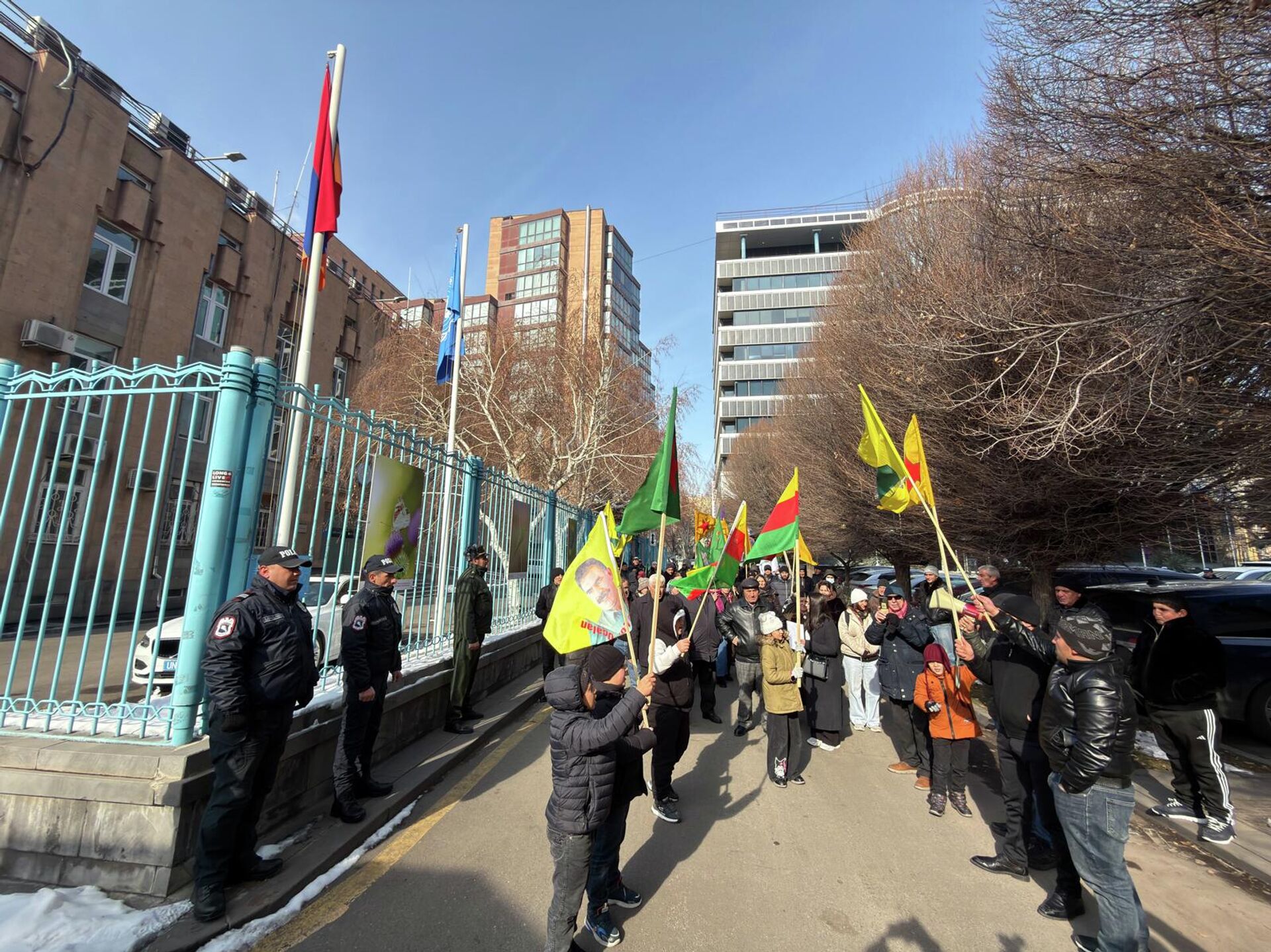 Курдская община Армении организовала акцию протеста около офиса ООН (22 января 2026). Еревaн - Sputnik Արմենիա, 1920, 22.01.2026