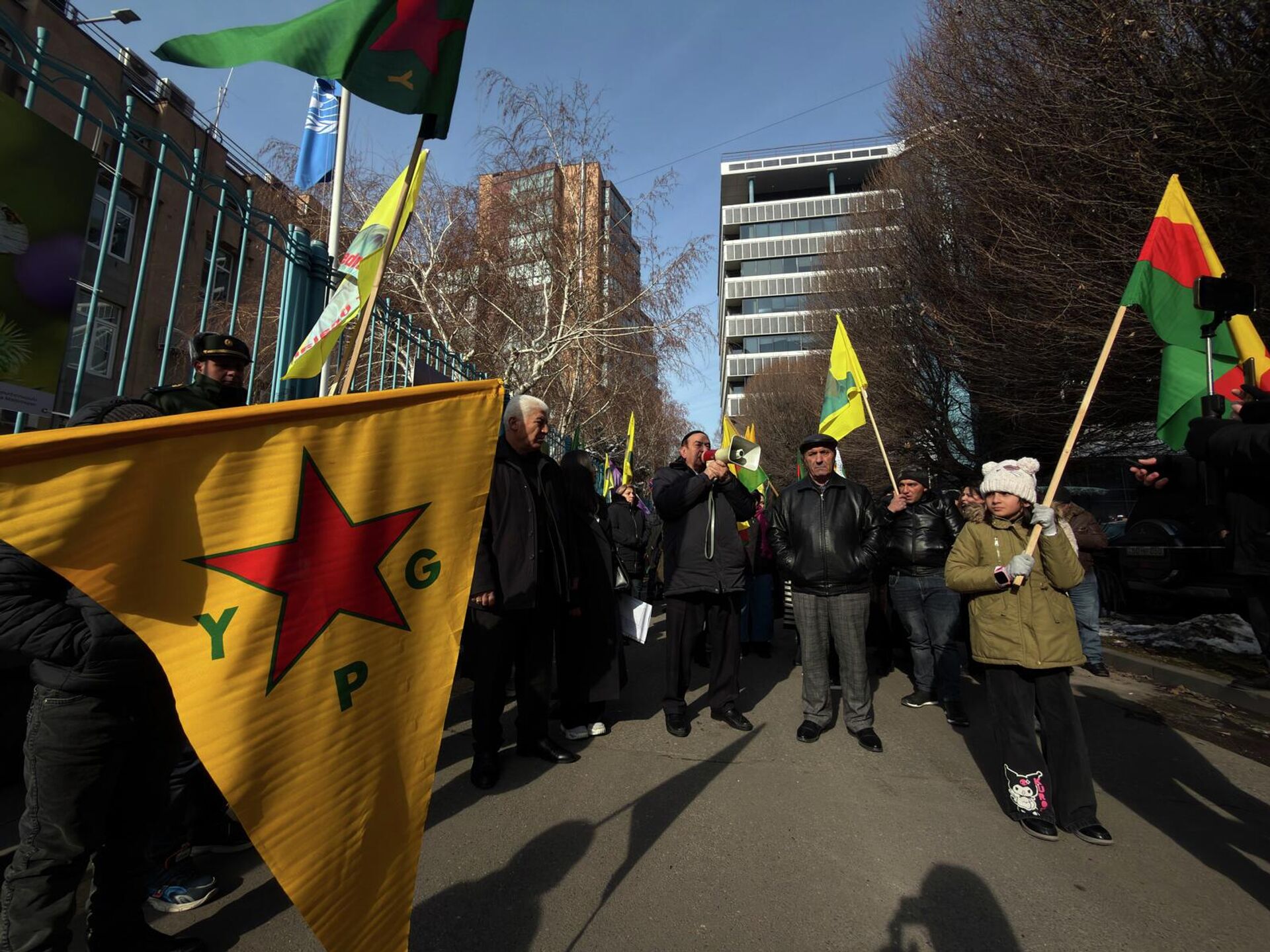 Курдская община Армении организовала акцию протеста около офиса ООН (22 января 2026). Еревaн - Sputnik Արմենիա, 1920, 22.01.2026