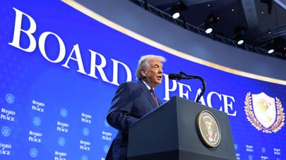 Президент США Дональд Трамп выступает во время объявления устава Совета мира на ежегодном заседании Всемирного экономического форума в Давосе (22 января 2026). Швейцария