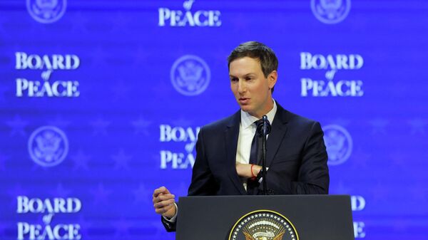 Зять президента США Дональда Трампа, Джаред Кушнер, выступает во время объявления устава Совета мира на ежегодном заседании Всемирного экономического форума в Давосе (22 января 2026). Швейцария - Sputnik Армения
