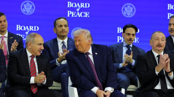 Премьер-министр Никол Пашинян и президент США Дональд Трамп на церемонии объявления устава его инициативы Совет мира, направленной на урегулирование глобальных конфликтов, в рамках 56-го ежегодного Всемирного экономического форума (ВЭФ) в Давосе (22 января 2026). Швейцария - Sputnik Армения