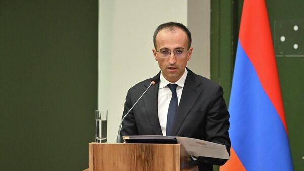 Министр труда и социальных вопросов Арсен Торосян на церемонии подписания 4-го Республиканского коллективного договора (23 января 2026). Еревaн - Sputnik Армения