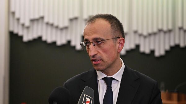 Министр труда и социальных вопросов Арсен Торосян отвечает на вопросы журналистов после церемонии подписания 4-го Республиканского коллективного договора (23 января 2026). Еревaн - Sputnik Армения