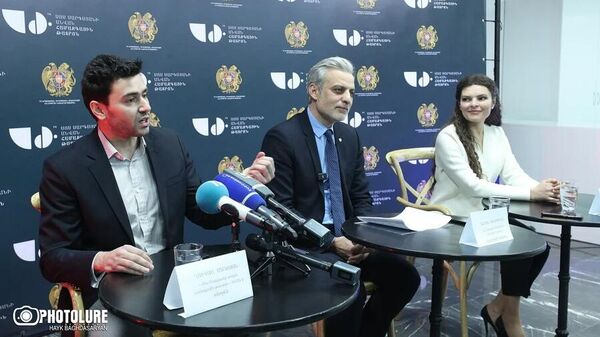 Замминистра ОНКС Даниел Даниелян, директор Национального театра имени Соса Саркисяна Гукас Мадоян и худрук театра Нарине Григорян во время пресс-конференции по случаю открытия нового здания Театра (23 января 2026). Еревaн - Sputnik Армения