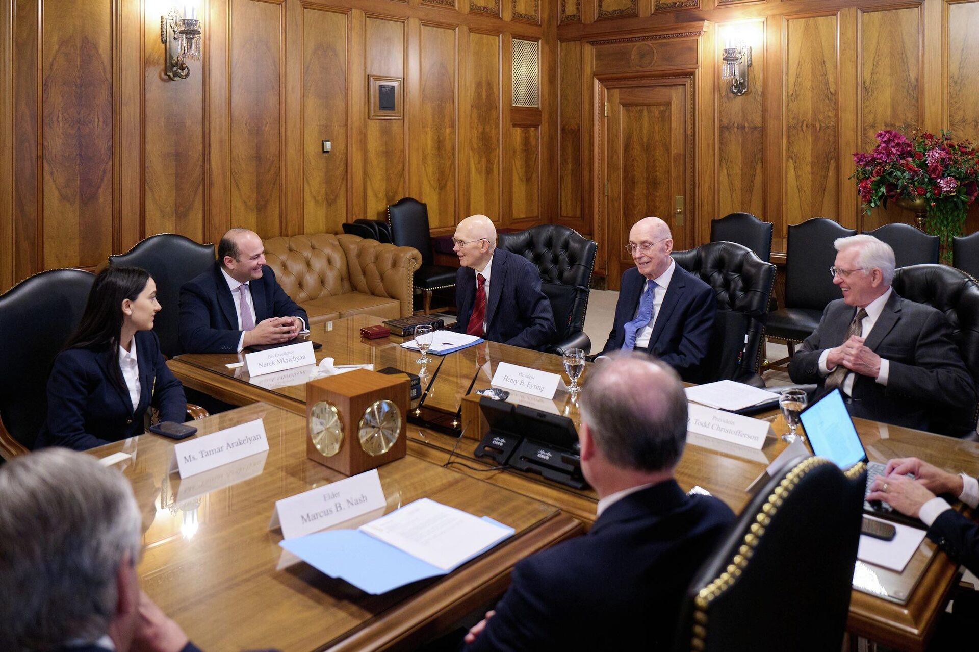 Посол Армении в США Нарек Мкртчян встретился с президентом Первого президентства Церкви Иисуса Христа Святых последних дней Даллином Х. Оуксом, первым советником Генри Б. Айрингом и вторым советником Д. Тоддом Кристофферсоном (23 января 2026). Вашингтон - Sputnik Արմենիա, 1920, 24.01.2026