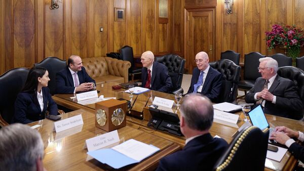 Посол Армении в США Нарек Мкртчян встретился с президентом Первого президентства Церкви Иисуса Христа Святых последних дней Даллином Х. Оуксом, первым советником Генри Б. Айрингом и вторым советником Д. Тоддом Кристофферсоном (23 января 2026). Вашингтон - Sputnik Армения