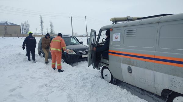 Спасатели вызволяют машины, заблокированные из-за сильного снегопада - Sputnik Армения