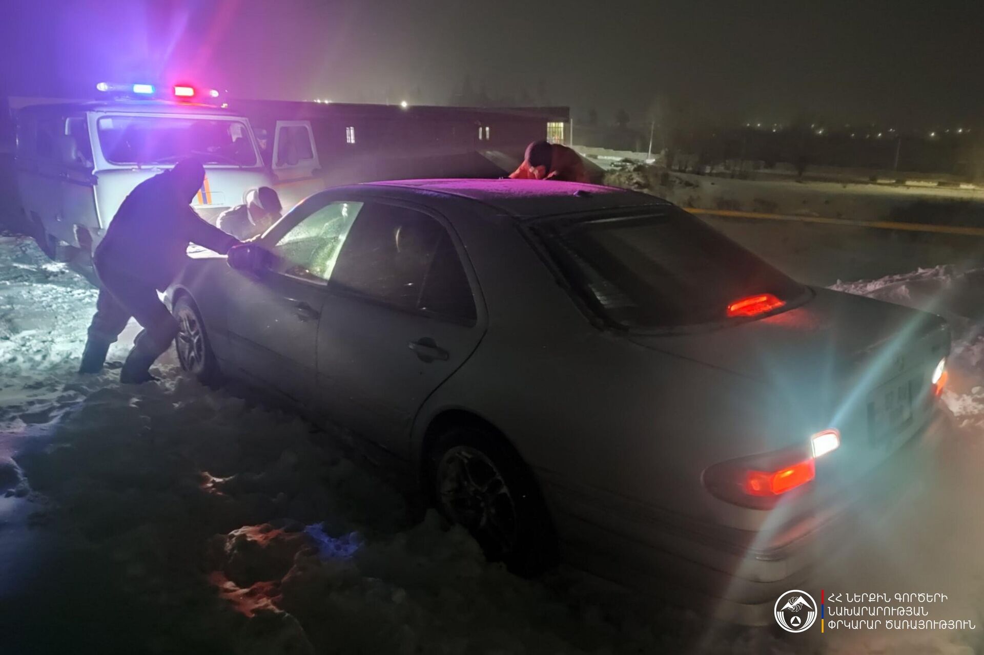Спасатели вызволяют машины, заблокированные из-за сильного снегопада - Sputnik Армения, 1920, 24.01.2026