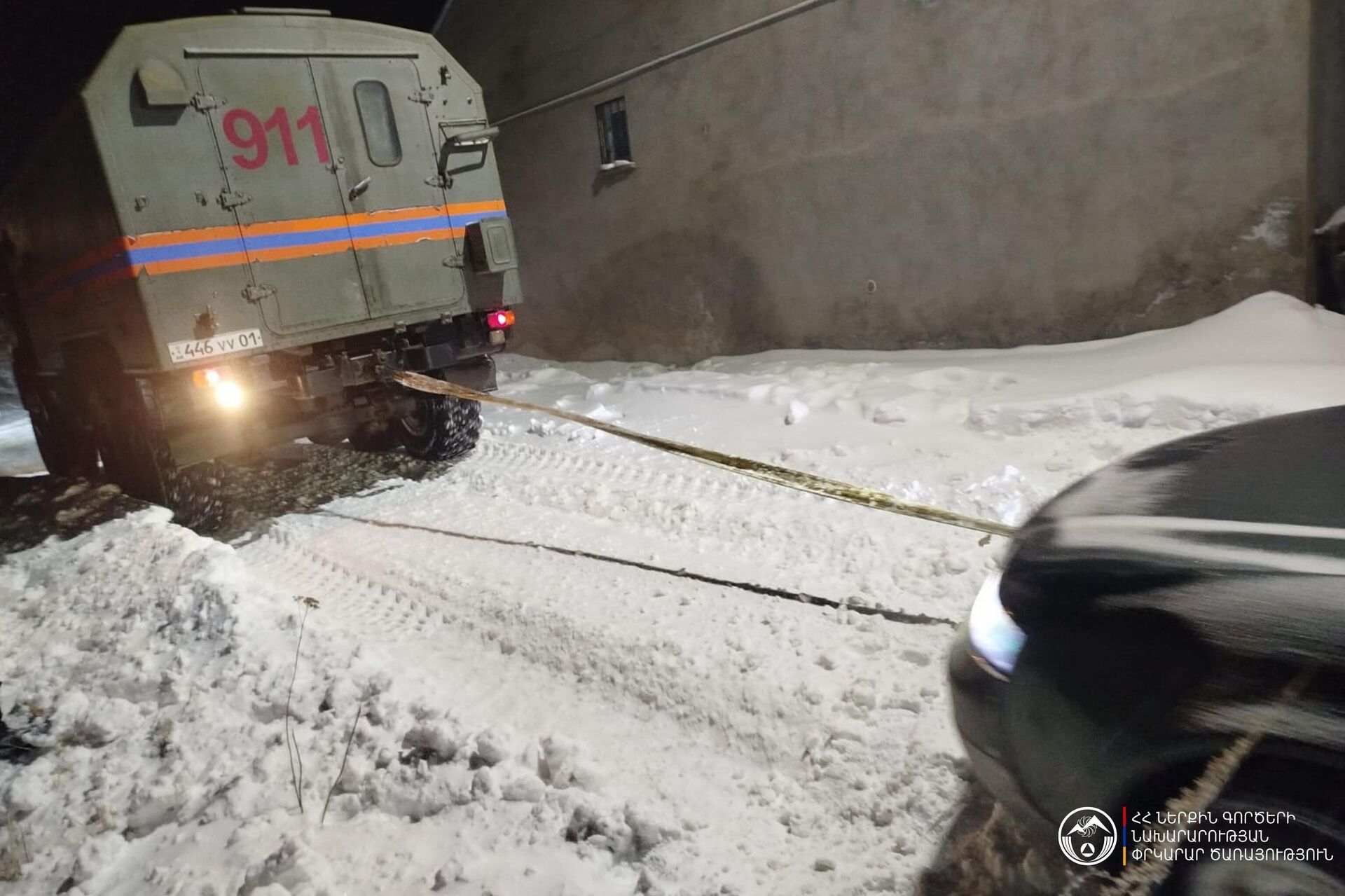 Спасатели вызволяют машины, заблокированные из-за сильного снегопада - Sputnik Արմենիա, 1920, 24.01.2026