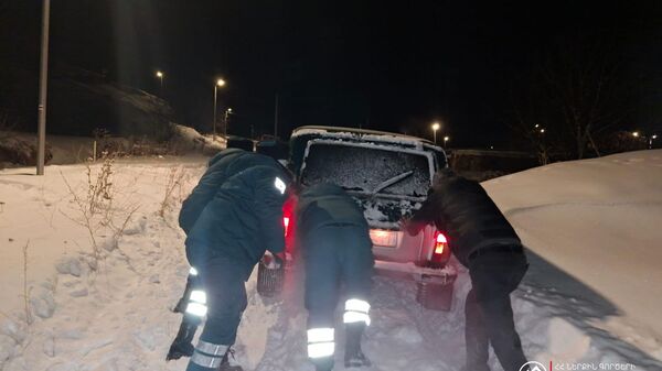 Փրկարարներն օգնում են մեքենաները դուրս բերել արգելափակումից - Sputnik Արմենիա