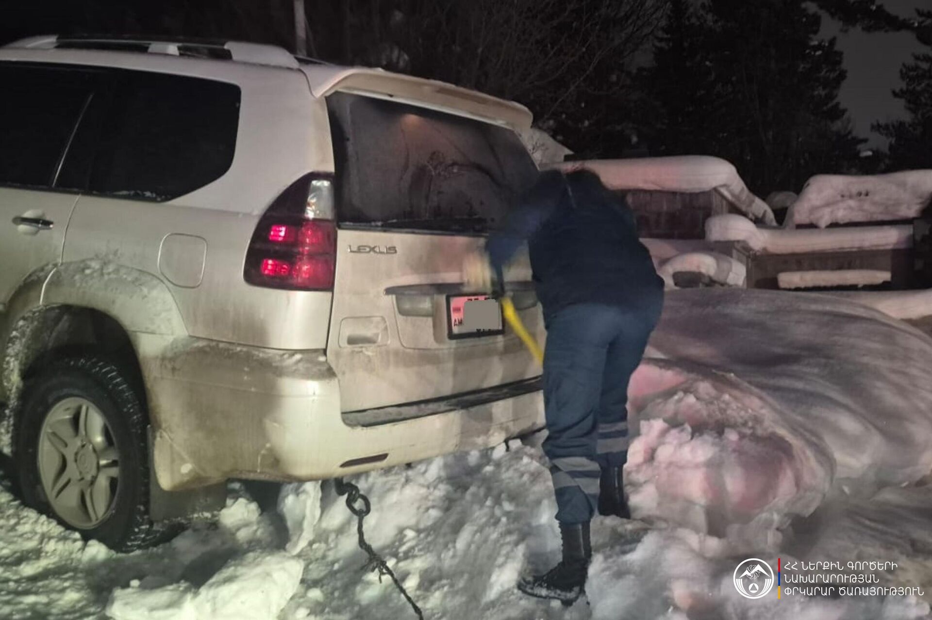 Спасатели вызволяют машины, заблокированные из-за сильного снегопада - Sputnik Արմենիա, 1920, 24.01.2026