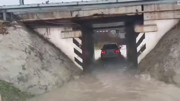 Несколько районов затопило в Новороссийске из-за осадков и таяния снега - Sputnik Армения