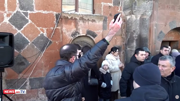 ՀՀ վարչապետն այսօր Թալինի Սուրբ Աստվածածին եկեղեցի է գնացել, որտեղ նրան քաղաքացիներից մեկը դիմավորել է ադրբեջանական Նոլդու, Փաշինյան երգով - Sputnik Արմենիա