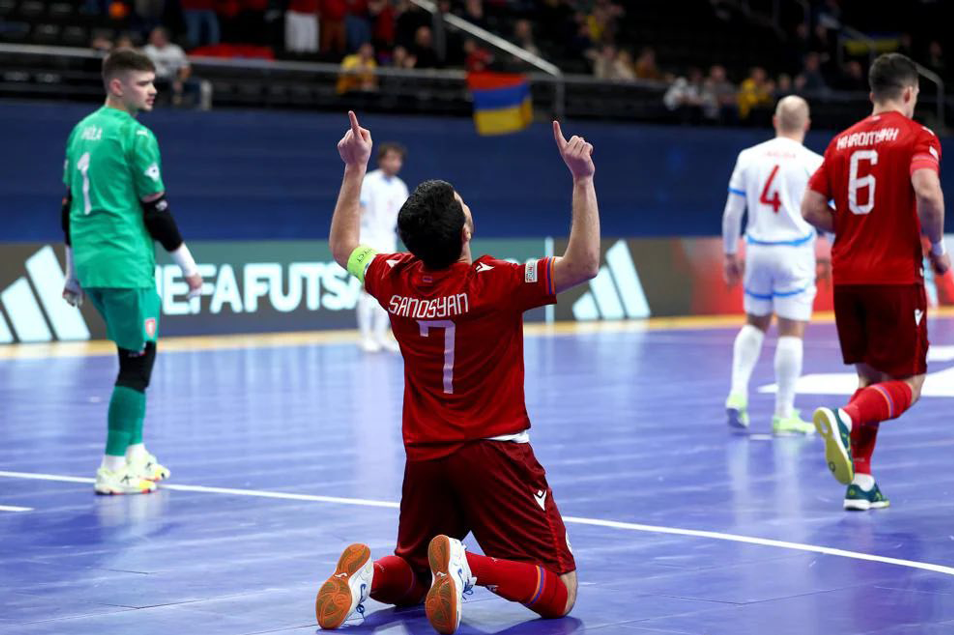 Владимир Саносян радуется забитому голу во время второго тура групповой стадии Чемпионата Европы по футзалу между сборными Армении и Чехии (25 января 2026). Каунас - Sputnik Արմենիա, 1920, 25.01.2026