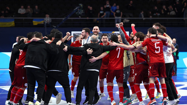 Игроки сборной Армении по футзалу празднуют победу над сборной Чехии после завершения второго тура групповой стадии Чемпионата Европы по футзалу (25 января 2026). Каунас - Sputnik Армения