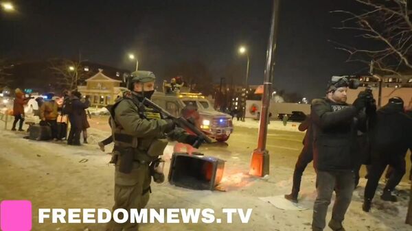 Новые погромы и разгон толпы в Миннеаполисе: местная полиция применила дым - Sputnik Արմենիա