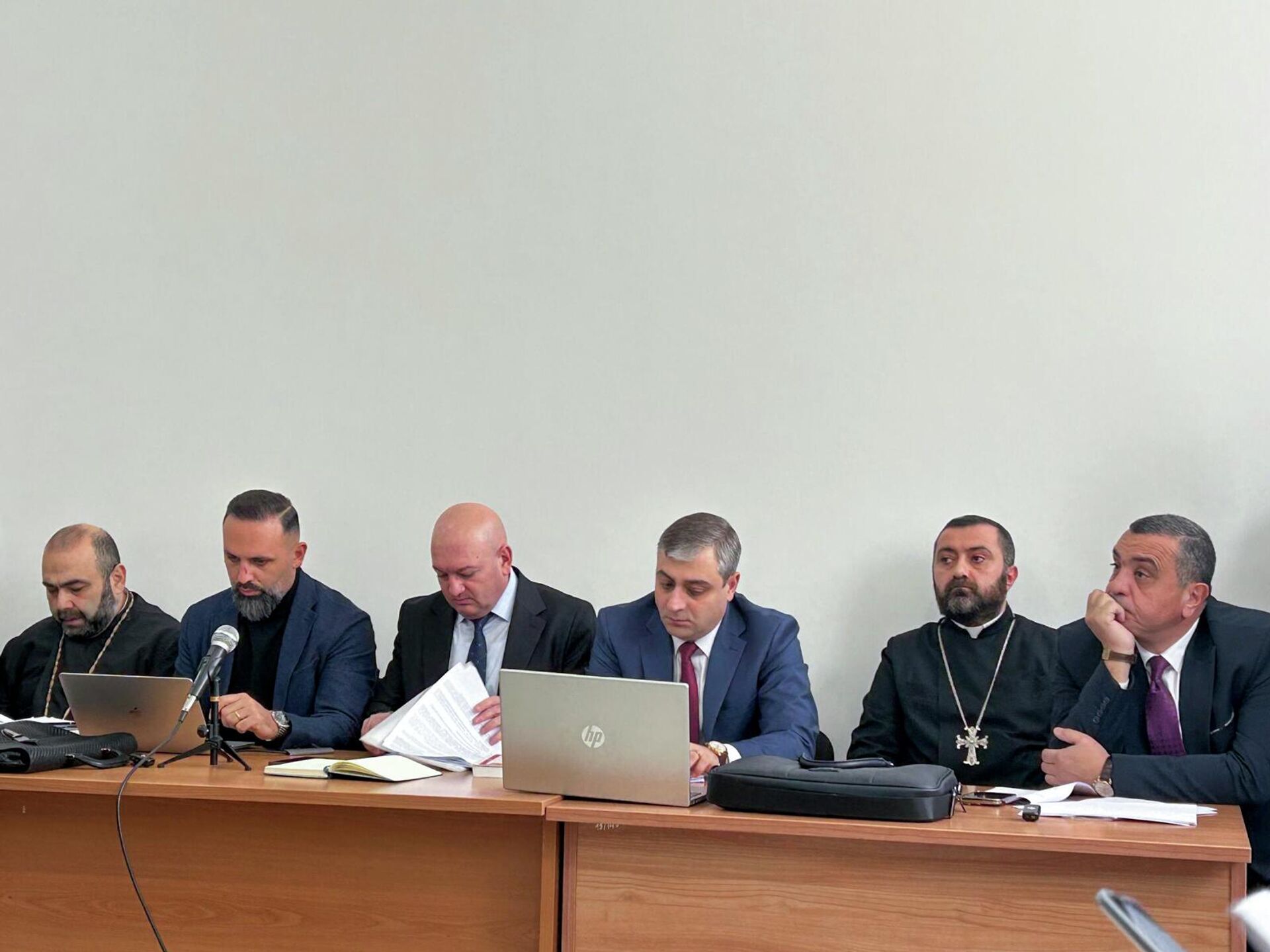 Первое заседание суда общей юрисдикции первой инстанции Арагацотнской области по дели епископа Мкртича Прошяна (26 января 2026). Еревaн - Sputnik Արմենիա, 1920, 26.01.2026