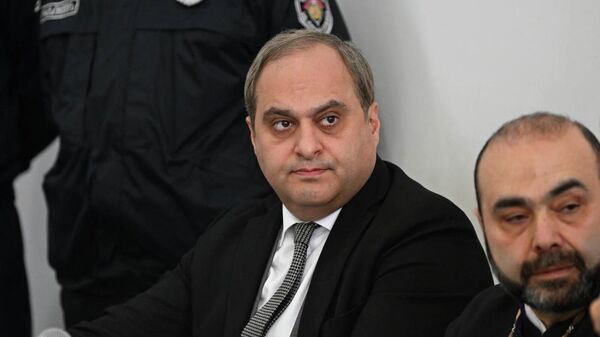 Адвокат Ара Зограбян на первом заседании суда по делу епископа Мкртича Прошяна (26 января 2026). Аштарак Адвокат Ара Зограбян на первом заседании суда по делу епископа Мкртича Прошяна (26 января 2026). Аштарак - Sputnik Армения