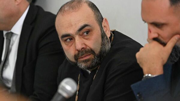 Епископ Мкртич Прошян во время первого заседания суда общей юрисдикции первой инстанции Арагацотнской области (26 января 2026). Еревaн
 - Sputnik Армения