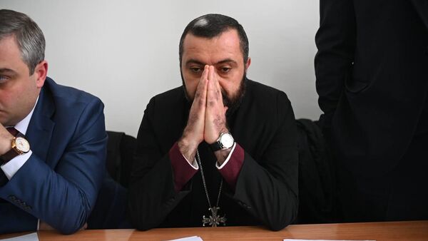 Духовный пастырь церкви Сурб Геворг в Мугни Гарегин Арсенян на первом заседании суда по делу епископа Мкртича Прошяна (26 января 2026). Аштарак - Sputnik Армения