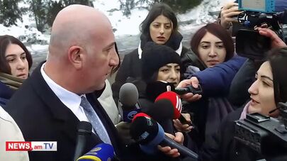 Замминистра обороны Арман Саркисян отвечает на вопросы журналистов в военном пантеоне Ераблур (27 января 2026). Еревaн