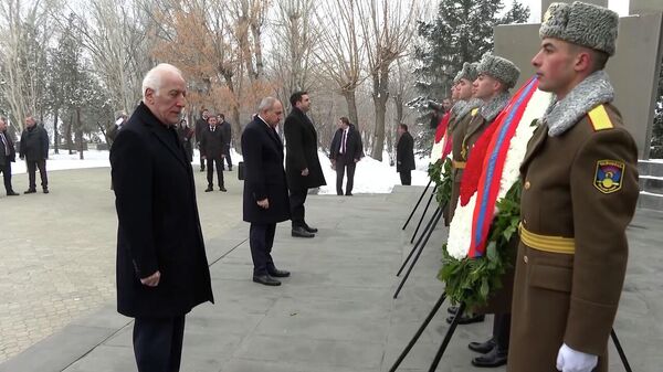ՀՀ բարձրագույն ղեկավարությունն այցելել է «Եռաբլուր» զինվորական պանթեոն - Sputnik Արմենիա