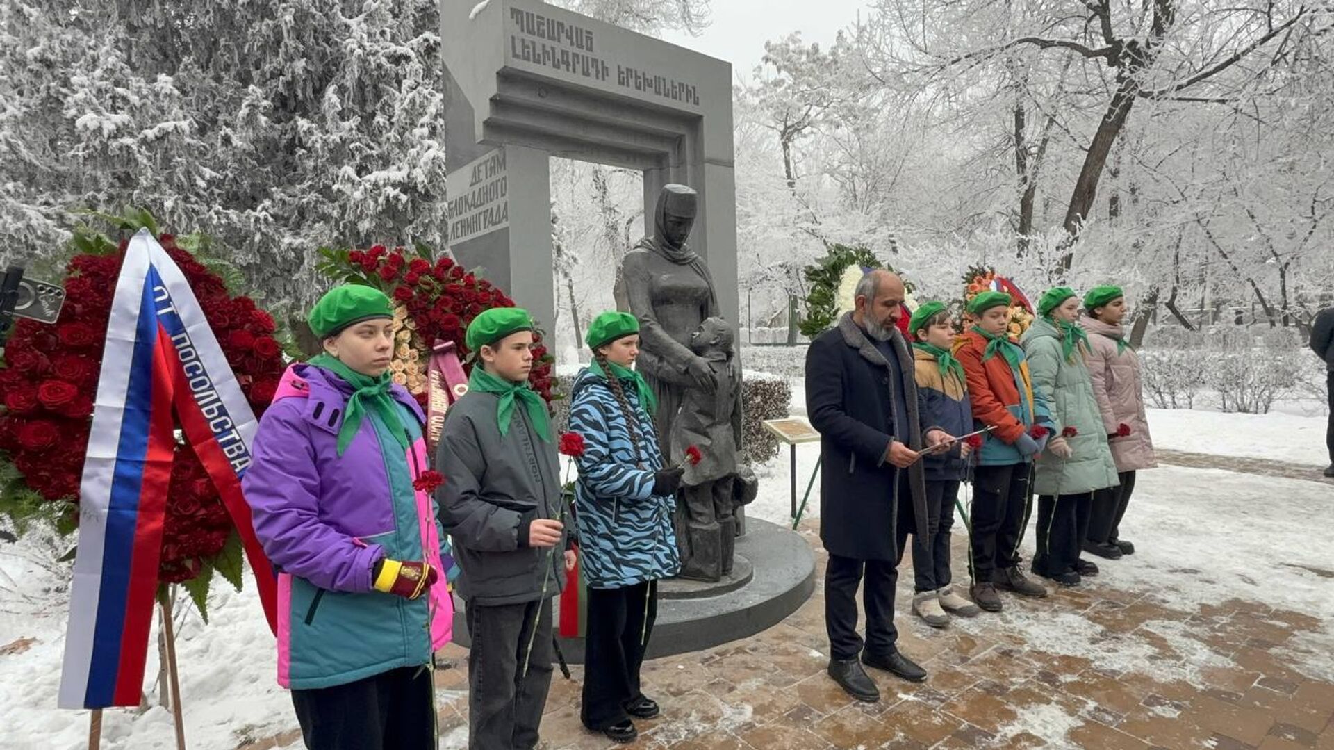 Церемония возложения цветов к памятнику Детям блокадного Ленинграда (27 января 2026). Еревaн - Sputnik Արմենիա, 1920, 27.01.2026
