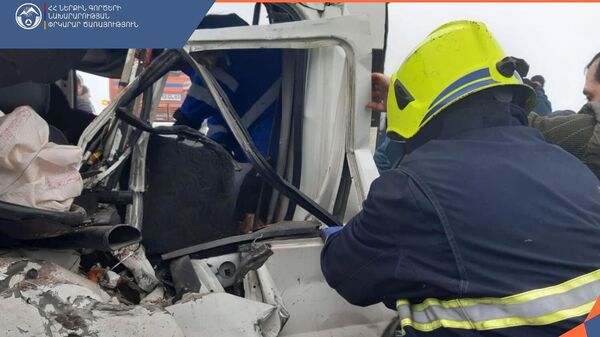 Спасатели на месте дорожно-транспортного происшествия на дороге Талин-Базмаберд (27 января 2026). Арагацотн - Sputnik Армения