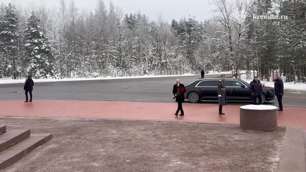 Путин возложил цветы к монументу Рубежный камень - Sputnik Армения