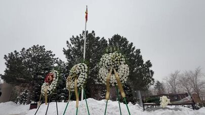 К военному пантеону "Ераблур" в День армянской армии с утра несут венки и цветы — в память о всех погибших военнослужащих.