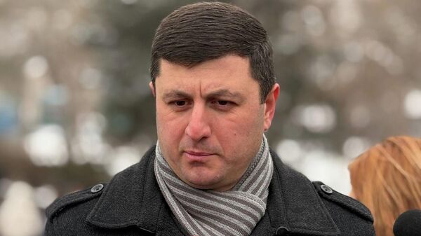 Тигран Абрамян общается с прессой во время посещения военного пантеона Ераблур по случаю Дня армии (28 января 2026). Еревaн - Sputnik Армения