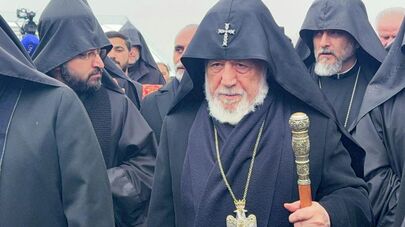 Католикос Гарегин II во время посещения военного пантеона Ераблур по случаю Дня армии (28 января 2026). Еревaн