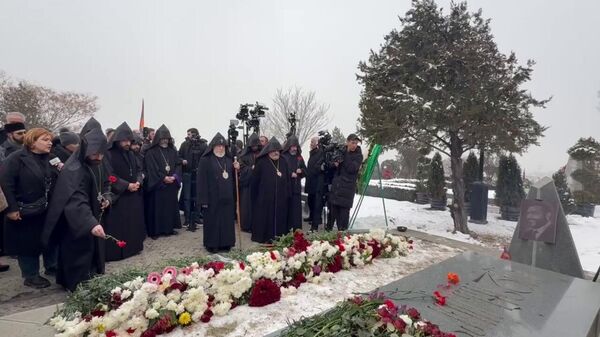 Католикос Гарегин II посетил военный пантеон Ераблур по случаю Дня армии - Sputnik Армения