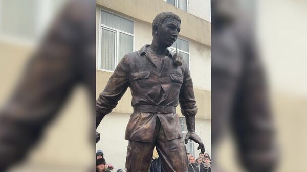 Во дворе Ереванской школы № 147 состоялось открытие памятника Роберту Абаджяну, герою Четырехдневной войны - Sputnik Արմենիա